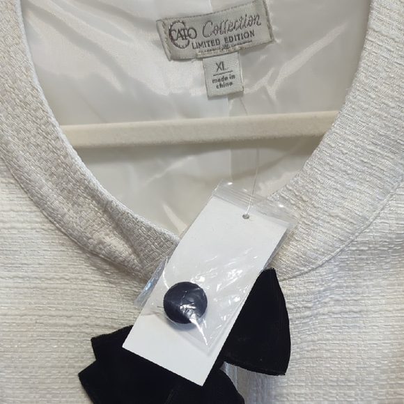 Chic White Jacket with Black Bow Accents - Picture 6 of 11